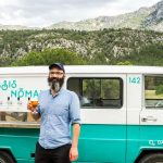 Foto de Roge con una copa de cerveza. La Merche tras él y de fondo Sierra Espuña