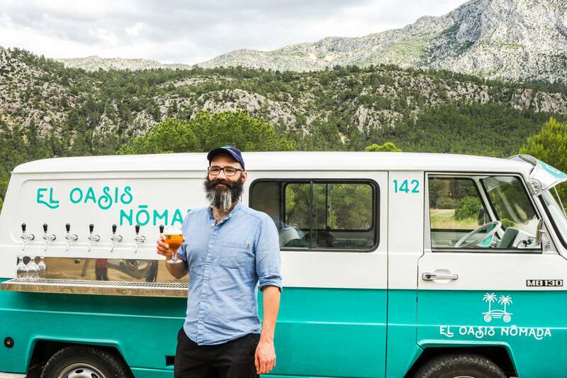 Foto de Roge con una copa de cerveza. La Merche tras él y de fondo Sierra Espuña