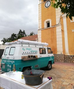 Bar con ruedas en la plaza de la iglesia tras una boda