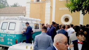 Una persona se sirve una cerveza de los grifos de nuestra tap truck