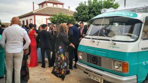 Nuestro food truck de bebidas en la plaza de la iglesia mientras los invitados a la boda disfrutan a su alrededor