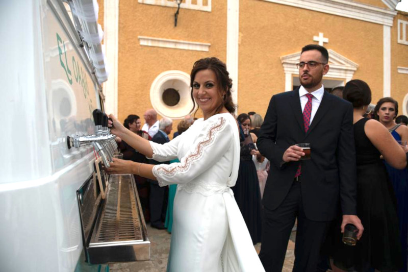 La novia se sirve ella misma un tinto de verano de los grifos de nuestro bar con ruedas para eventos de todo tipo