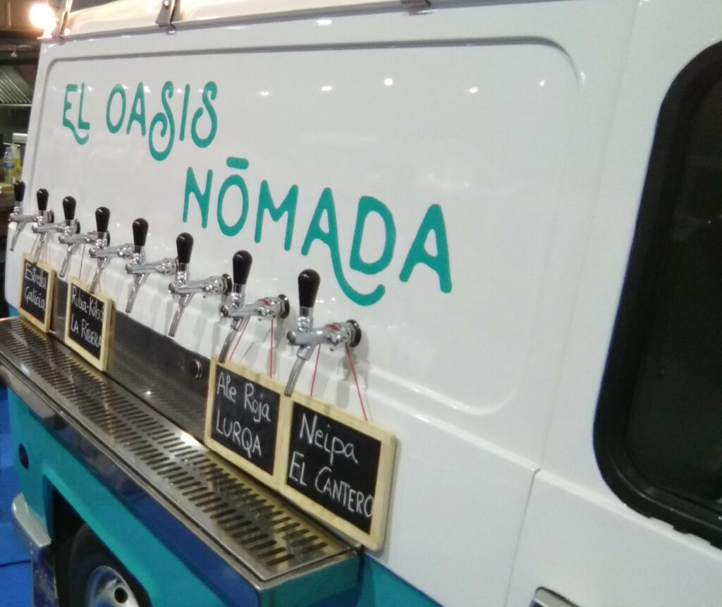 8 grifos y 4 tipos de cerveza. Configuración para feria de vehículos camperizados.