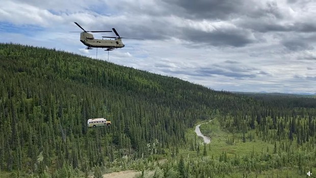 Autobús mágico volando. Vía Reuters