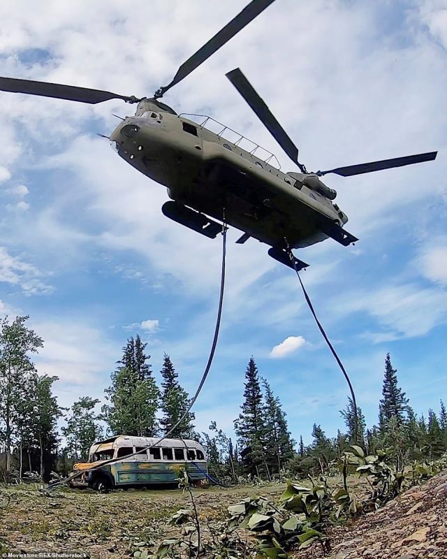 Autobús mágico siendo transportado. Vía Reuters