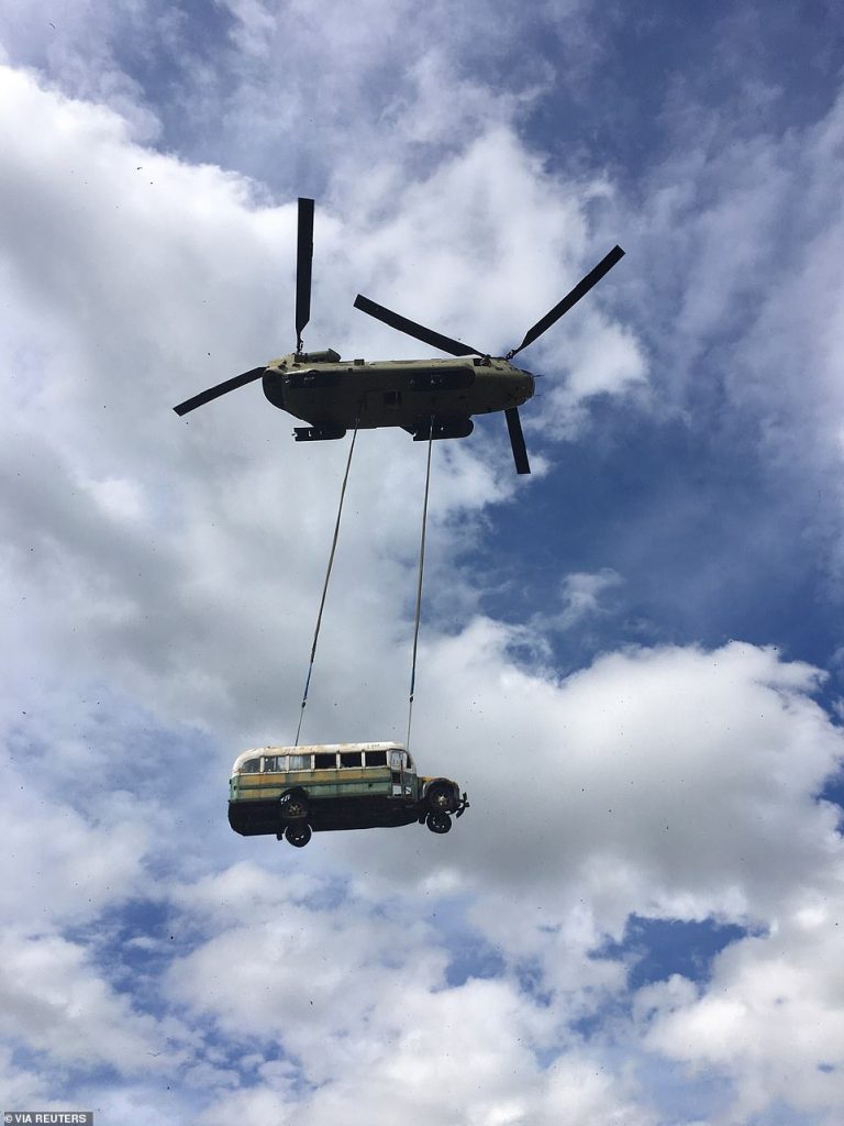 Autobús mágico en el aire. Vía Reuters