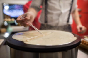 Manu de Sweetland haciendo un crêpe