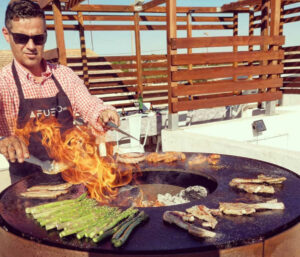 Preparando comida en cocina de Afuego360 al aire libre