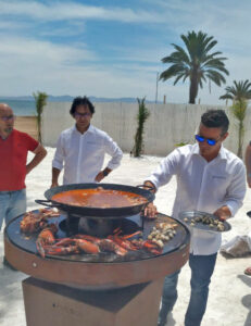 Cocinero preparando paella de marisco con cocina de Afuego360