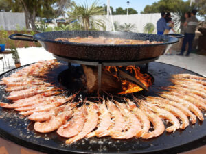 Preparando paella de marisco en evento privado con cocina de Afuego360