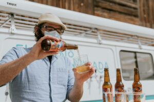 Roge sirviendo una cerveza artesana desde un botellín