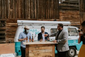 Tres hombres tras la barra de El Oasis Nómada durante una cata guiada de cervezas