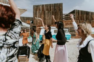 Mujeres celebrando la boda de Marina y Emilio en una finca en Bullas