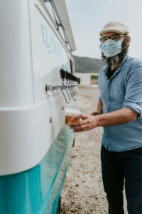 Cerveza recien servida de uno de los grifos de nuestro bar con ruedas