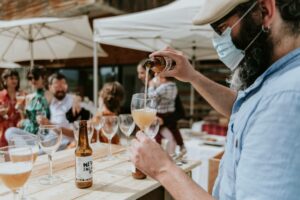 Roge sirviendo una cerveza NEIPA en una copa